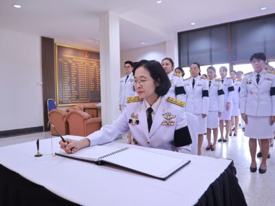 สำนักงานการตรวจเงินแผ่นดินภูมิภาคที่ 6 (จังหวัดอุดรธานี) และสำนักตรวจเงินแผ่นดินจังหวัดอุดรธานี นำโดยนางเรณู เงี้ยบงามศรี ผู้ตรวจเงินแผ่นดิน (สตภ. 6) ได้นำคณะผู้บริหาร ข้าราชการ และลูกจ้างของหน่วยงาน ร่วมพิธีลงนามถวายความอาลัย เบื้องหน้าพระฉายาลักษณ์ สมเด็จพระนางเจ้าสิริกิติ์ พระบรมราชินีนาถ พระบรมราชชนนีพันปีหลวง